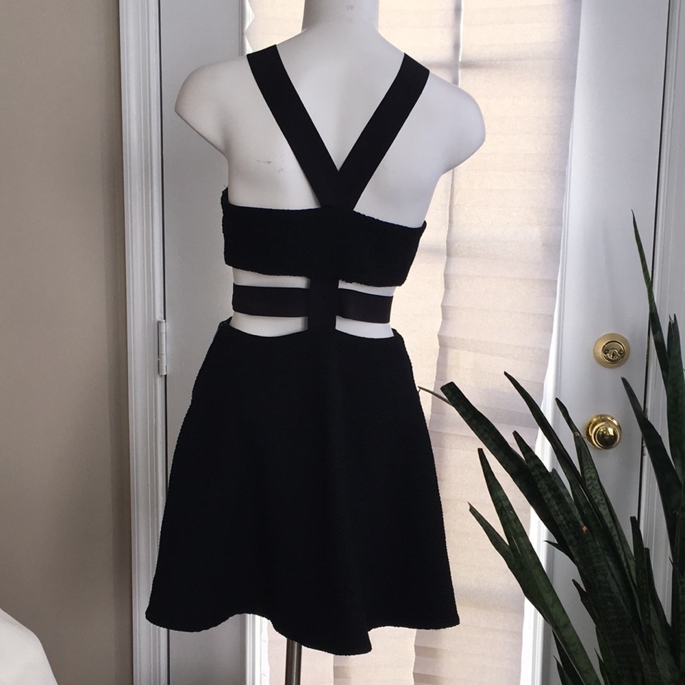 ELIZABETH AND JAMES BLACK SIDE CUT OUT TEXTURED EUC LINED CREPE DRESS SIZE 4